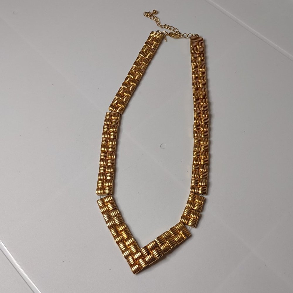 Gold Tone V Shaped Avon Necklace 18 Inches Long